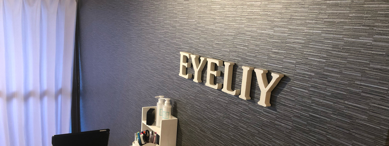 eyeliy の店内（EYELIYサイン）